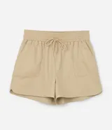 Short comfy marrón de sarga de algodón BCI, con cintura elástica, lazo y bolsillos laterales. Diseño Curve & Plus Size.