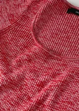 Vestido midi de punto fino color fucsia, con cuello redondo y mangas largas.