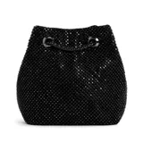 Cartera tipo bucket de Guess, color negro con apliques brillantes. Tiene asa de cadena y logo triangular de la marca en el frente.