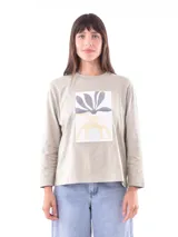 Remera blanca de manga larga con estampa rectangular dorada con diseño animal print y texto 'Fearless, fierce & fabulous'.