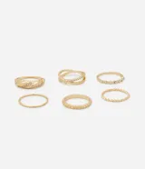 Set de seis anillos dorados con diferentes diseños: uno liso, uno con strass, uno con forma torcida, uno doble con strass y uno con strass artificial.
