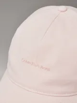 Gorra de béisbol rosa claro con logo de Calvin Klein Jeans bordado en el frente.
