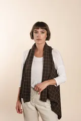 Chaleco marrón con diseño a cuadros, solapas anchas y bolsillos laterales.