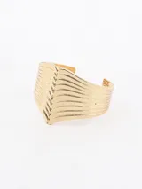 Pulsera rígida dorada con diseño de líneas horizontales en relieve.