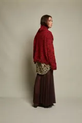 Sweater de lana tejido a mano en Uruguay, de calce holgado, con cuello polera y puños.