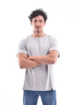 Remera negra de corte regular y mangas cortas.