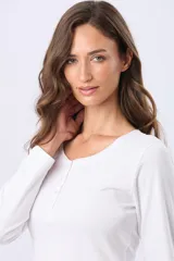 Remera manga larga lisa color beige, con cuello redondo y botones en la parte frontal.