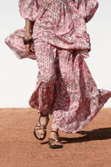 Falda larga de tiro alto con cintura elástica y tejido plisado con estampado floral en tonos rosa y lila.