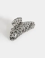 Broche para el pelo tipo pinza, de acrílico transparente con estampado de leopardo en tonos grises, negros y rosados.