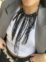 Collar con cuello rígido (maleable) y flecos de gamuza y tiento sintético con detalles de mostacillas metálicas.