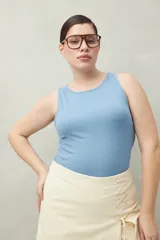 Musculosa celeste de viscosa con escote redondo y sisas anchas.