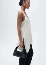 Musculosa color crudo con breteles anchos, escote en V y bajo asimétrico.