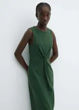 Vestido midi verde con cuello redondo y detalle de nudo en la cintura.