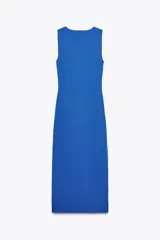 Vestido midi azul de punto, sin mangas y cuello redondo. Presenta un corte diagonal en el frente con detalle de apliques de strass.