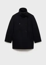 Abrigo negro de paño con doble botonadura, cuello con solapas y dos bolsillos laterales.