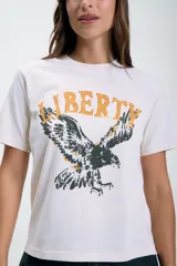 Remera blanca de manga corta con estampado floral colorido en el frente.