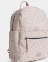 Mochila negra con estampado de margaritas blancas, confeccionada en cuero sintético. Cuenta con correas regulables, manija superior, acceso con cierre, bolsillo frontal con cierre y tag de cuerina. Incluye un pouch extraíble.