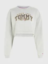 Buzo Tommy Jeans de corte cropped, color gris claro, con logo bordado en el frente.