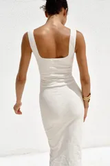 Vestido midi de punto a rayas horizontales blancas y negras, con escote cuadrado y tirantes anchos.