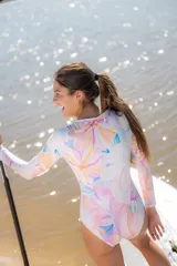 Traje de baño de manga larga, forrado, con estampado floreado, diseñado para deportes acuáticos.