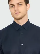 Camisa de manga corta slim fit color azul marino de Hugo Boss, con botón frontal y corte moderno.
