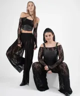 Pantalón de encaje negro con corte palazzo y cintura elástica.