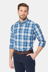 Camisa de manga larga con cuello abotonado, confeccionada en tejido de cuadros azules, blancos y beige.