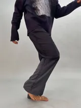 Pantalón de lana color gris oscuro con corte recto y detalle texturizado en las piernas laterales. Tiene pretina elástica a la cintura y un teñido degradé. Es parte del conjunto Alquimia.