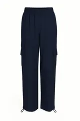 Pantalón cargo azul marino con cintura elástica, bolsillos laterales con solapa y cordón ajustable en los tobillos.