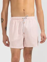 Short de baño para hombre con estampado de rayas verticales celestes y blancas. Cuenta con cintura elástica con cordón ajustable, bolsillos laterales y un bolsillo trasero. Confeccionado en tejido liviano de secado rápido.