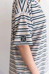 Remerón de viscosa con estampado a rayas horizontales color marrón y beige.