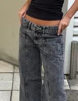 Pantalón de jean gris oscuro de corte wide leg con bolsillos delanteros y traseros.