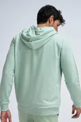 Chaqueta deportiva con cierre frontal, capucha con cordones blancos y bolsillos canguro, color verde menta.