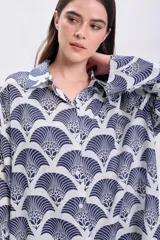 Camisa casual de manga larga con cuello clásico y botones frontales. Estampado geométrico en color azul sobre fondo blanco.