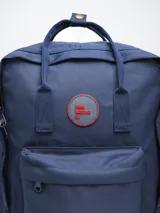 Mochila negra de poliéster con revestimiento de PU, con dos asas de mano y correas ajustables para los hombros. Tiene un compartimento principal con cierre, un bolsillo frontal con cierre y dos bolsillos laterales abiertos.