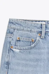 Bermudas de jean celeste de tiro medio con cinco bolsillos y cierre frontal con cremallera y botón metálico.