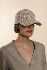 Gorra con visera de lana color beige con diseño de espiga.