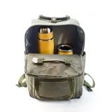 Mochila marrón de tela canvas con compartimento para notebook y accesorios de mate.