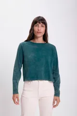 Remera verde de manga larga con cuello redondo y corte holgado.
