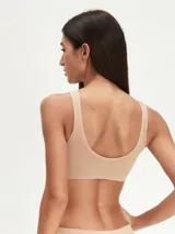Top deportivo negro sin costuras, con breteles anchos y escote redondo.