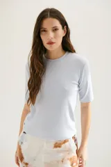 Remera celeste de corte recto y mangas cortas.