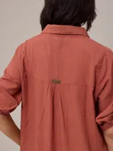 Vestido camisero largo de lino y algodón, color azul, con cuello camisero y botones frontales.