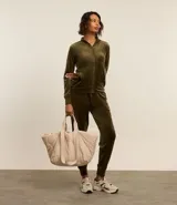 Pantalón deportivo verde oliva confeccionado en microfibra con cintura elástica.