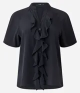 Camisa de chiffon negra con cuello en V, volado delantero y manga corta.