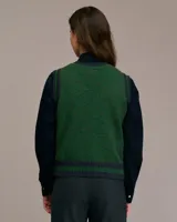 Chaleco de punto con patrón de rombos en tonos beige, verde y gris. Escote en V y ribete acanalado en el bajo. Sin mangas.