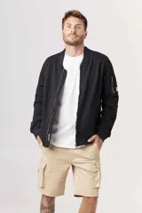 Bermuda color beige, estilo cargo, con múltiples bolsillos y corte a la rodilla.