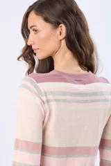 Buzo de tejido fino a rayas horizontales en tonos azul, celeste, beige y blanco, con cuello redondo y mangas largas.