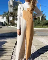 Mono de lino en tonos beige y marrón, con tirantes ajustables y diseño holgado.