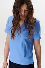 Remera color azul con escote en V y mangas cortas.