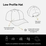 Gorra estructurada de corderoy color marrón, con bordado de la palabra "Martha" en el frente.